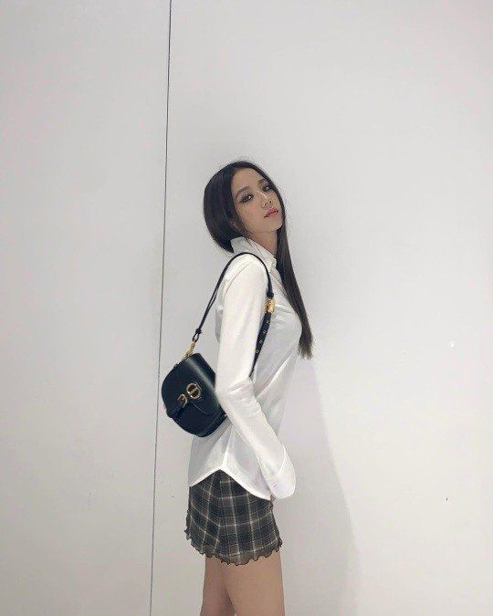 BLACKPINK金智秀晒私照魅CQ9电子 CQ9传奇电子惑烟熏妆、高开叉衬衣穿法引关注(图3)