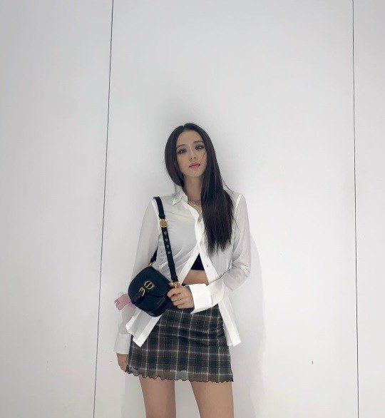 BLACKPINK金智秀晒私照魅CQ9电子 CQ9传奇电子惑烟熏妆、高开叉衬衣穿法引关注(图2)