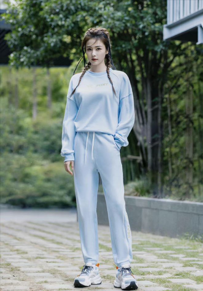 众女星上海时装走秀：白鹿动作潇洒自如喻言气场十足！CQ9电子 CQ9传奇电子(图2)