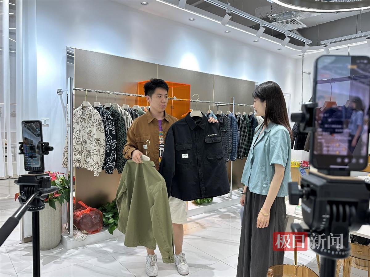 武汉汉正街秋冬采购季启幕汉CQ9电子 CQ9传奇电子派男装来店新客超六成(图2)