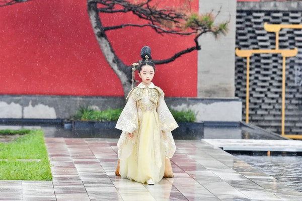 JS蒋硕·肩上云×《中国服饰CQ9电子 CQ9传奇电子》杂志汉服童装定制秀亮相2021北京时装周(图2)