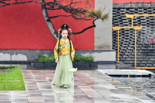 JS蒋硕·肩上云×《中国服饰CQ9电子 CQ9传奇电子》杂志汉服童装定制秀亮相2021北京时装周