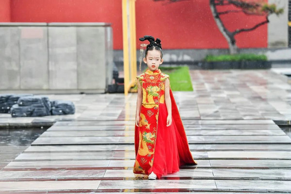 JS蒋硕·肩上云×《中国服饰CQ9电子 CQ9传奇电子》杂志汉服童装定制秀亮相2021北京时装周(图3)