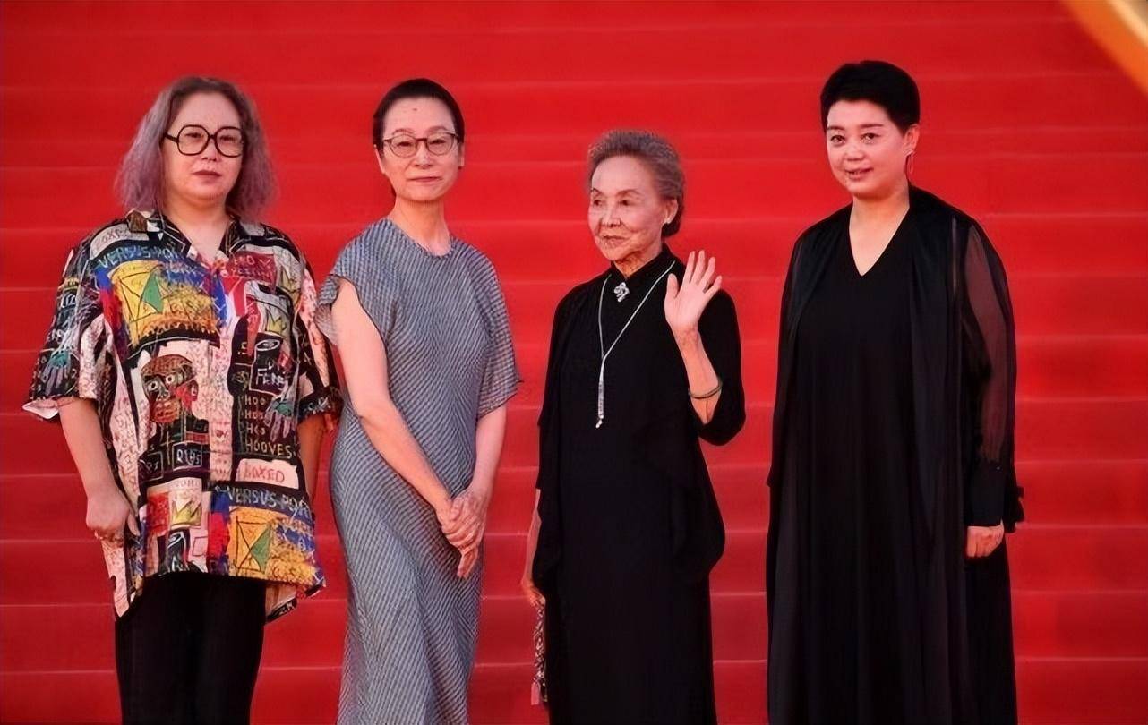 优雅老去有多美?83岁吴彦姝穿黑裙很抢眼奚美娟奶奶打扮也CQ