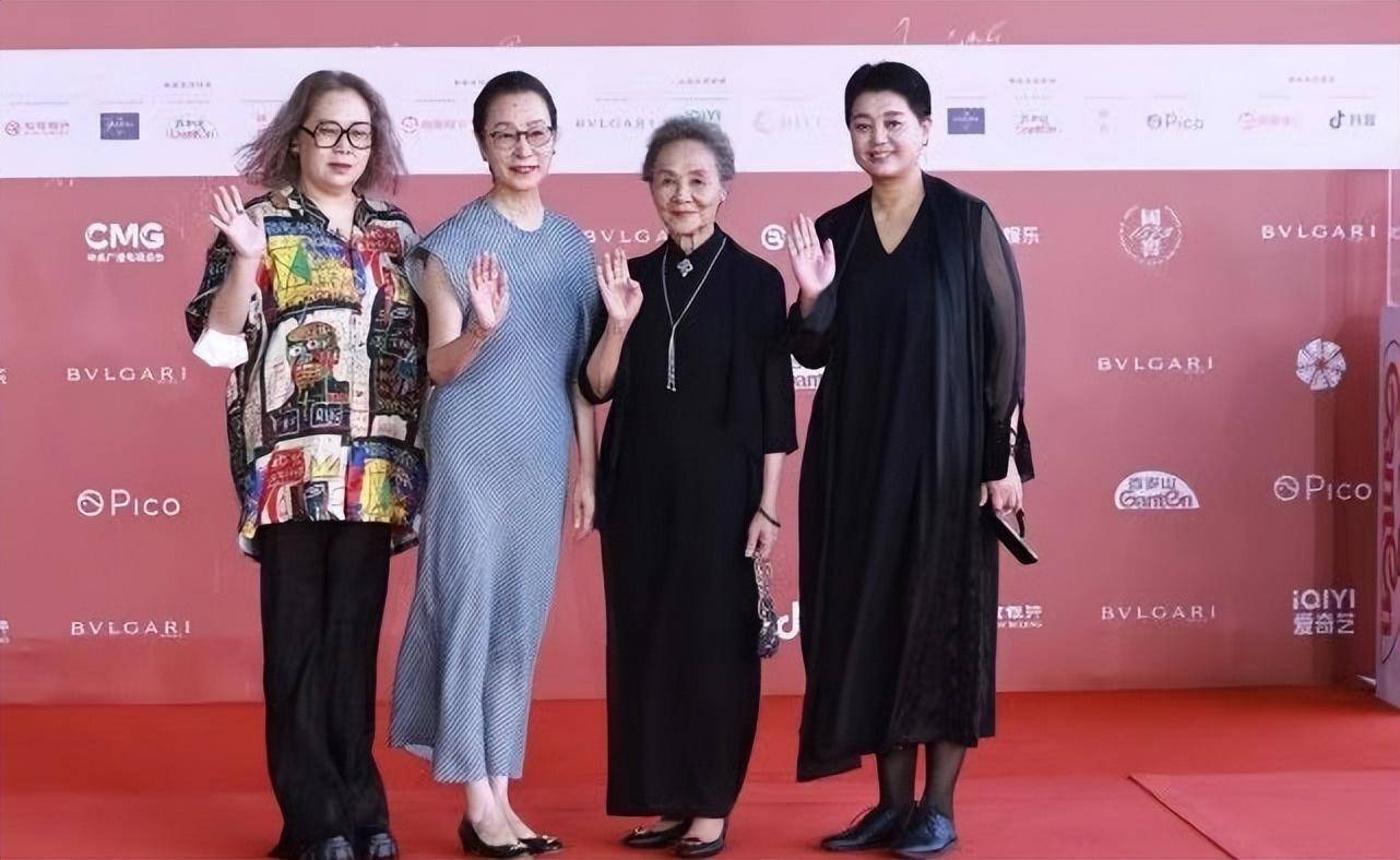 优雅老去有多美？83岁吴彦姝穿黑裙很抢眼奚美娟奶奶打扮也CQ9电子 CQ9传奇电子好看(图3)