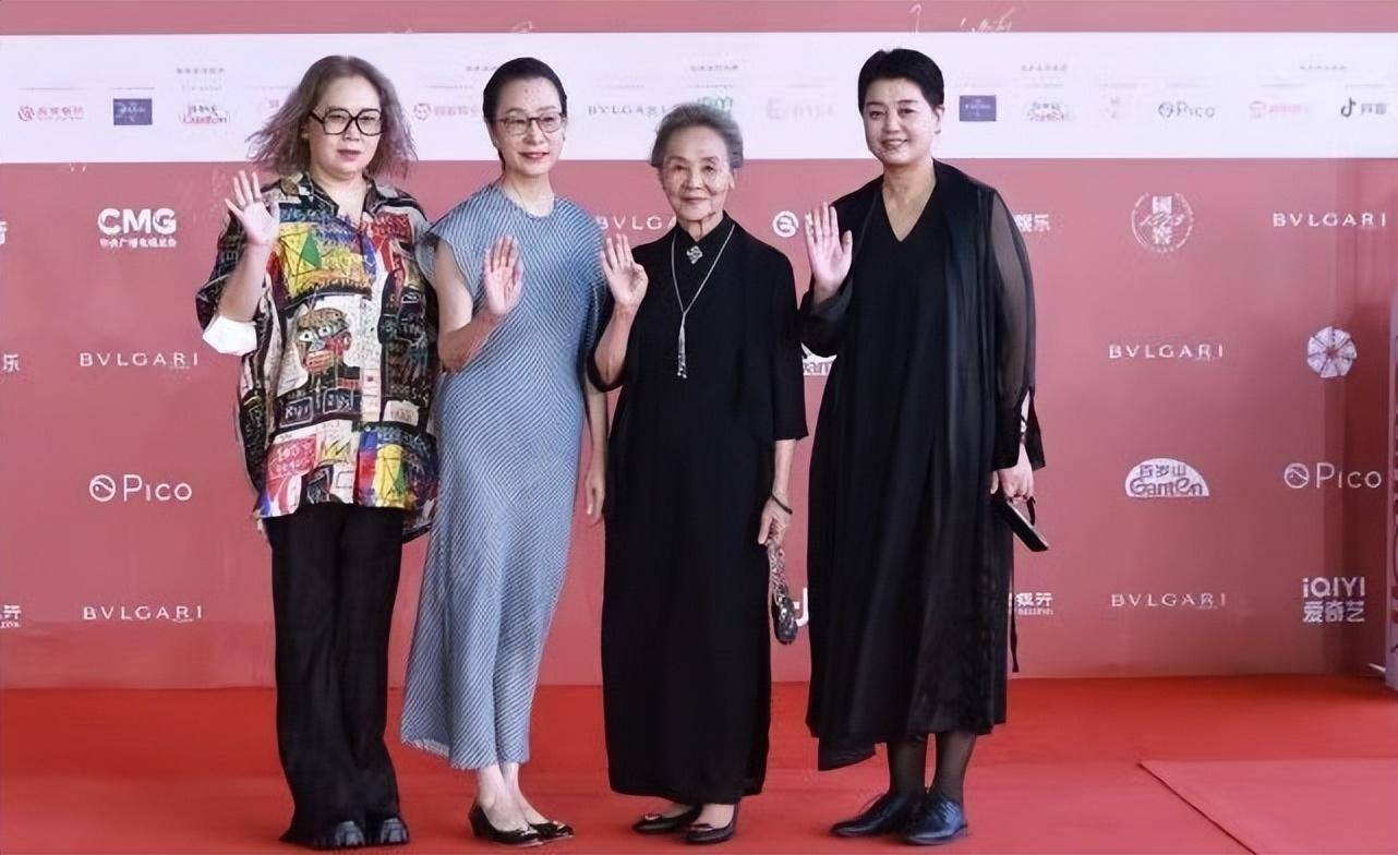 优雅老去有多美？83岁吴彦姝穿黑裙很抢眼奚美娟奶奶打扮也CQ9电子 CQ9传奇电子好看(图4)