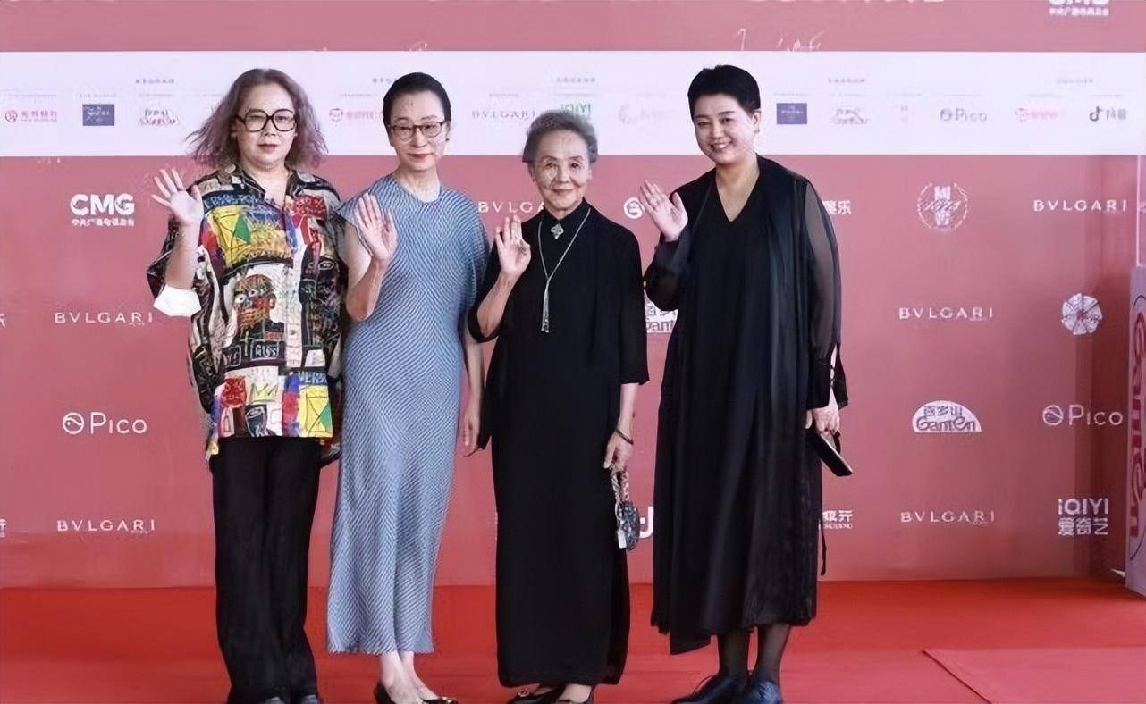 优雅老去有多美？83岁吴彦姝穿黑裙很抢眼奚美娟奶奶打扮也CQ9电子 CQ9传奇电子好看(图5)