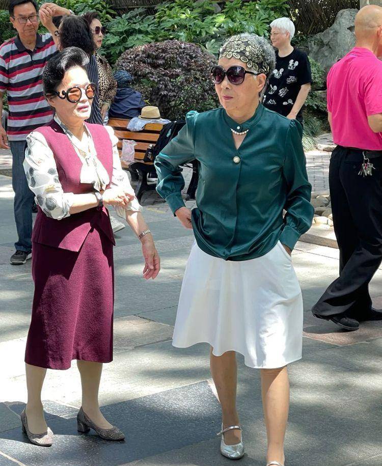 CQ9电子 CQ9传奇电子论老人着装：北京阿姨传统保守上海阿婆时尚资产阶级你选谁？(图9)