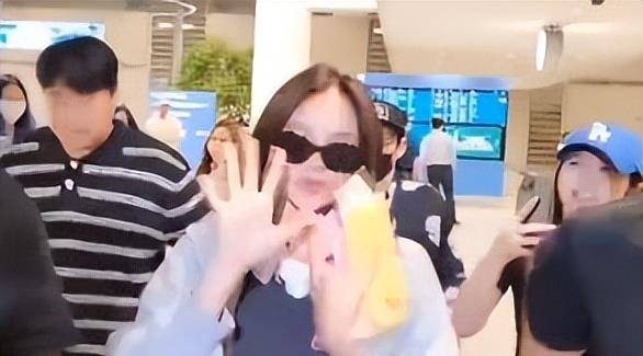 Lisa美国演CQ9电子 CQ9传奇电子唱会演出服装引网友热议不穿底裤半个臀部露在外面(图9)