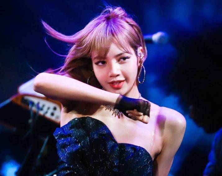 Lisa美国演CQ9电子 CQ9传奇电子唱会演出服装引网友热议不穿底裤半个臀部露在外面(图10)