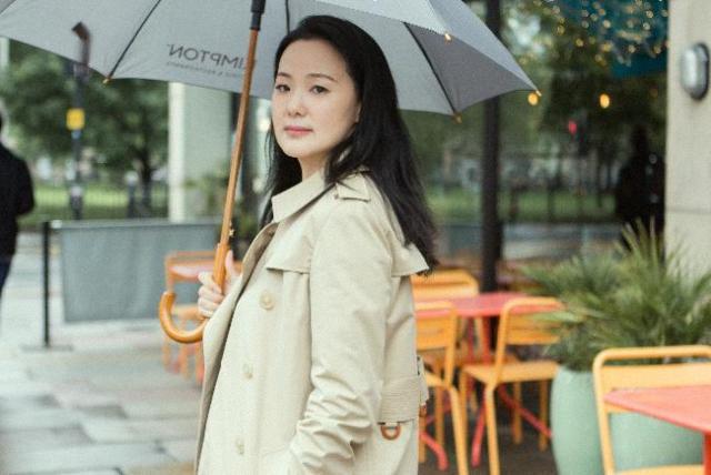 CQ9电子 CQ9传奇电子50岁咏梅风韵犹存穿米色风衣气质太出众中年女性该这么优雅(图3)