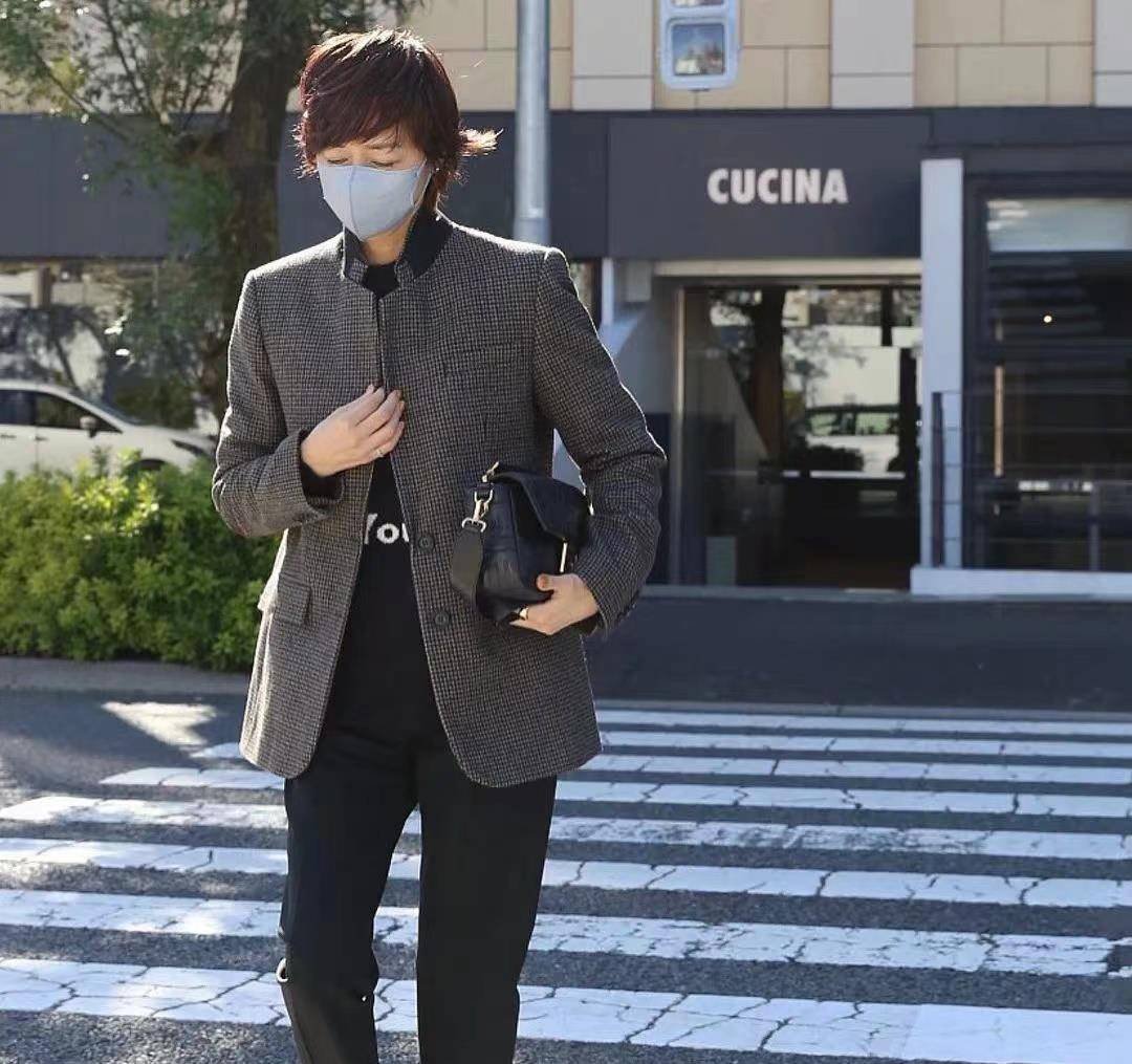 CQ9电子 CQ9传奇电子看看这些50、60岁阿姨将基础款演绎得大方有女人味越看越舒服(图6)