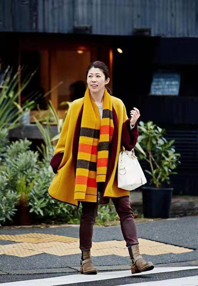 CQ9电子 CQ9传奇电子看看这些50、60岁阿姨将基础款演绎得大方有女人味越看越舒服(图10)