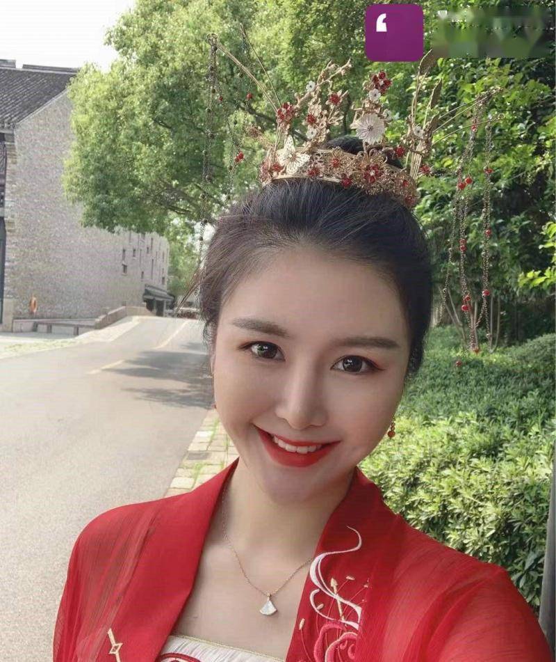 29岁姑娘做了11年中老年模特网友：这么漂亮的“阿姨”原来CQ9电子 CQ9传奇电子是姐姐(图4)