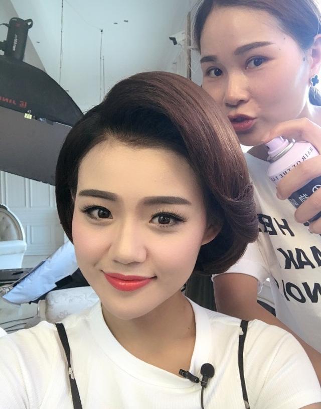 CQ9电子 CQ9传奇电子80后美女成中老年服装模特 一天拍480套年入百万(图3)