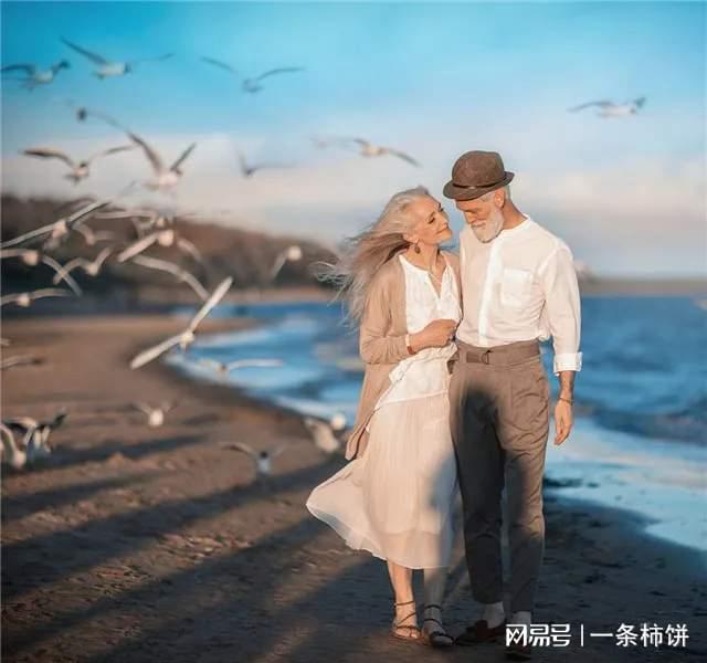 60多岁的奶奶模CQ9电子 CQ9传奇电子特满头银发依旧穿着潮流又有女人味的服装(图4)