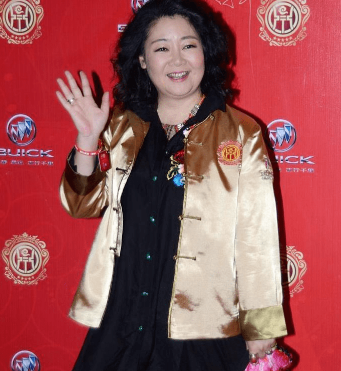 倪萍、萨日娜风衣穿搭教程CQ9电子 CQ9传奇电子中年女性气质提升方法