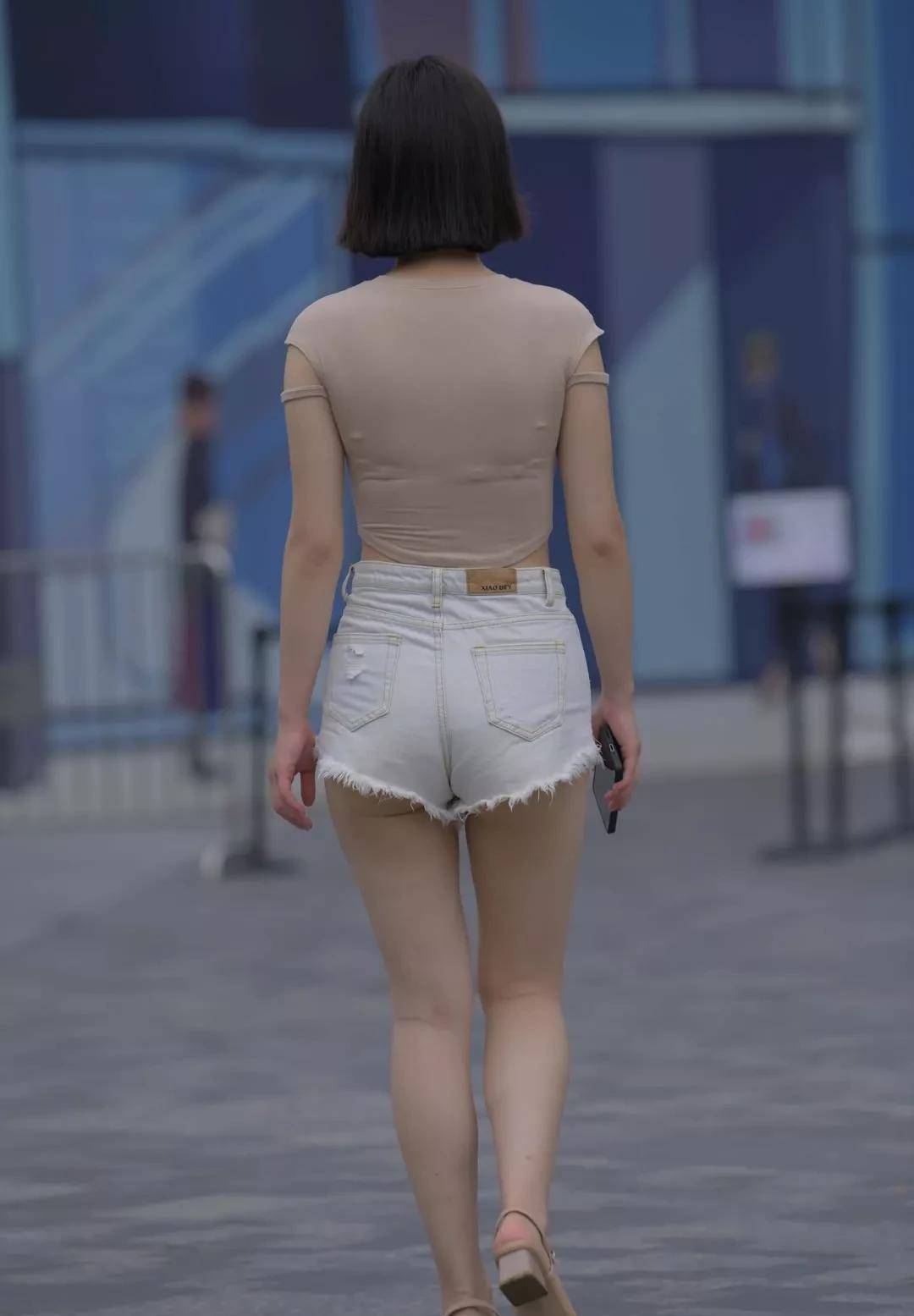 女CQ9电子 CQ9传奇电子子子的七分短袖上衣搭配流苏牛仔短裤展现出独特的魅力简约时尚(图4)