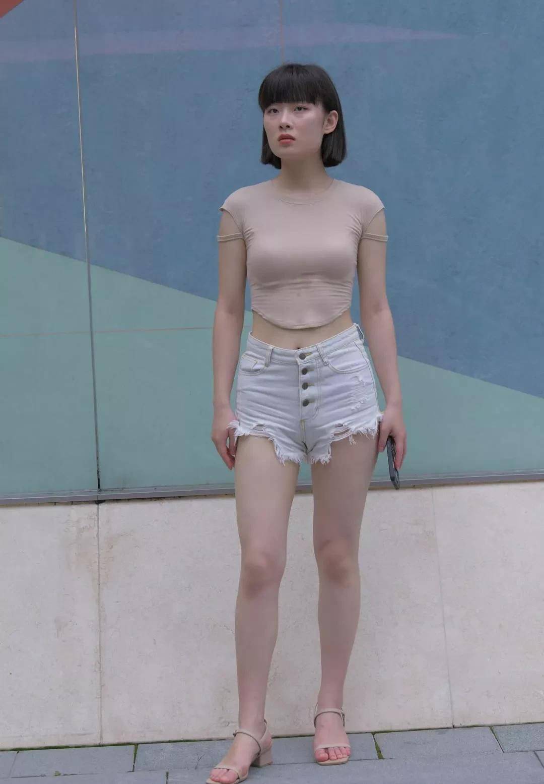 女CQ9电子 CQ9传奇电子子子的七分短袖上衣搭配流苏牛仔短裤展现出独特的魅力简约时尚(图3)
