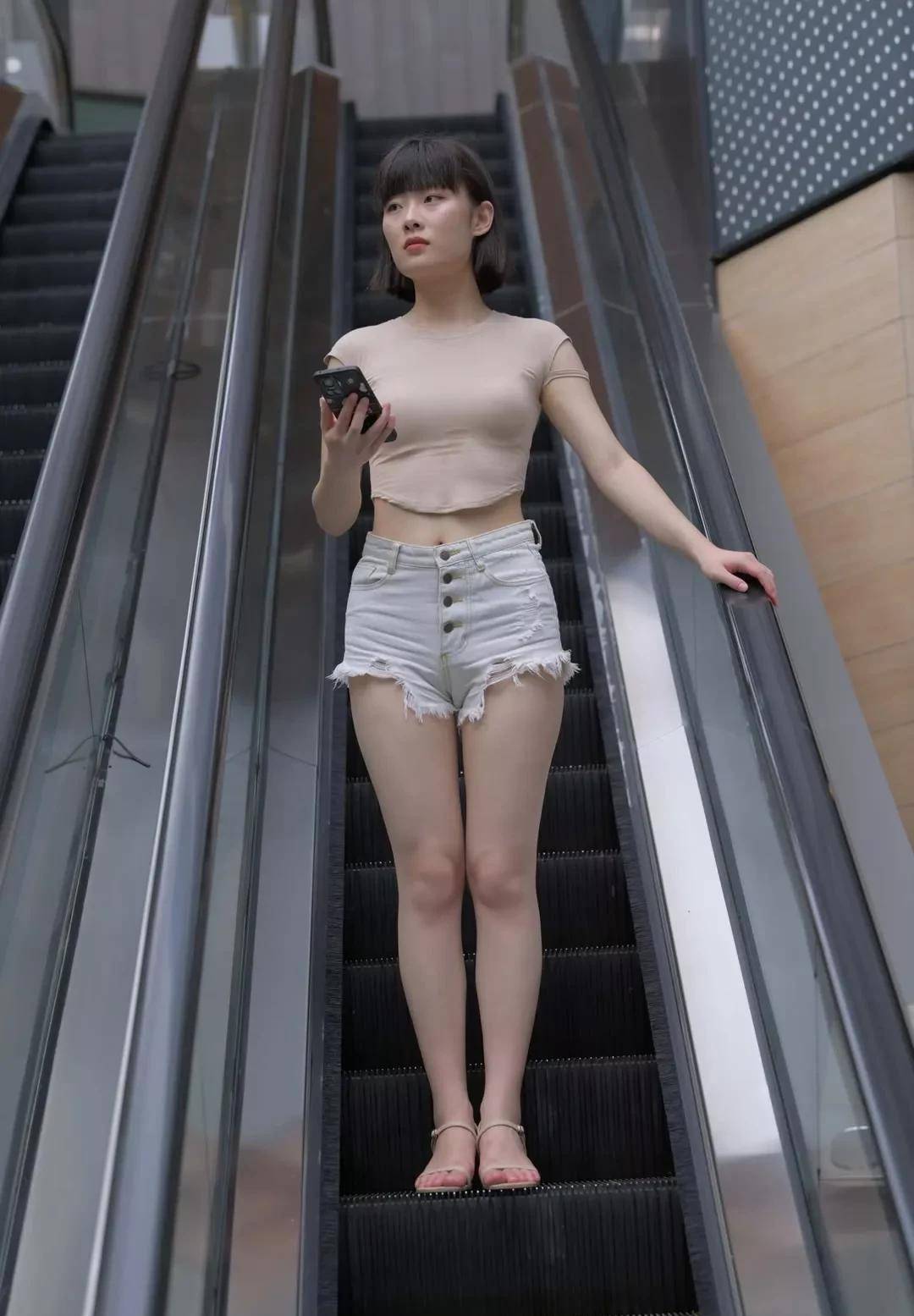 女CQ9电子 CQ9传奇电子子子的七分短袖上衣搭配流苏牛仔短裤展现出独特的魅力简约时尚(图7)