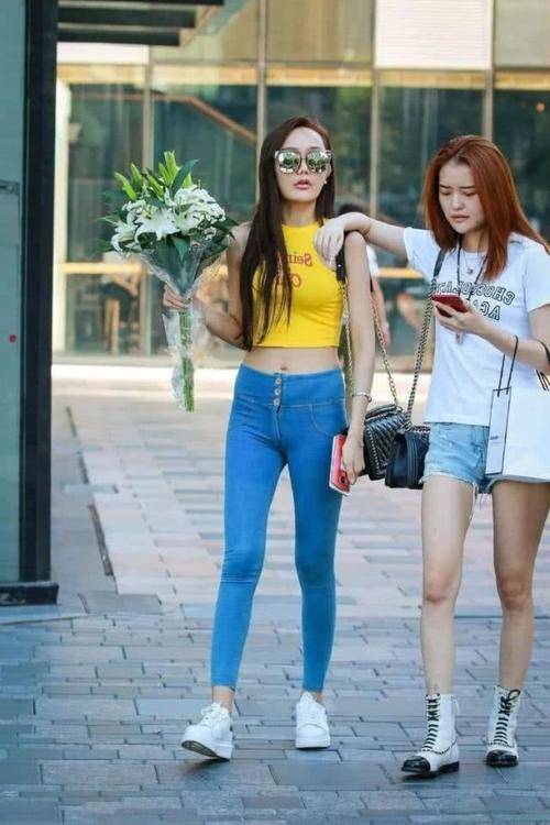路人街拍女子白色短袖搭配清新的绿色裙子CQ9电子 CQ9传奇电子尽显淑女气质