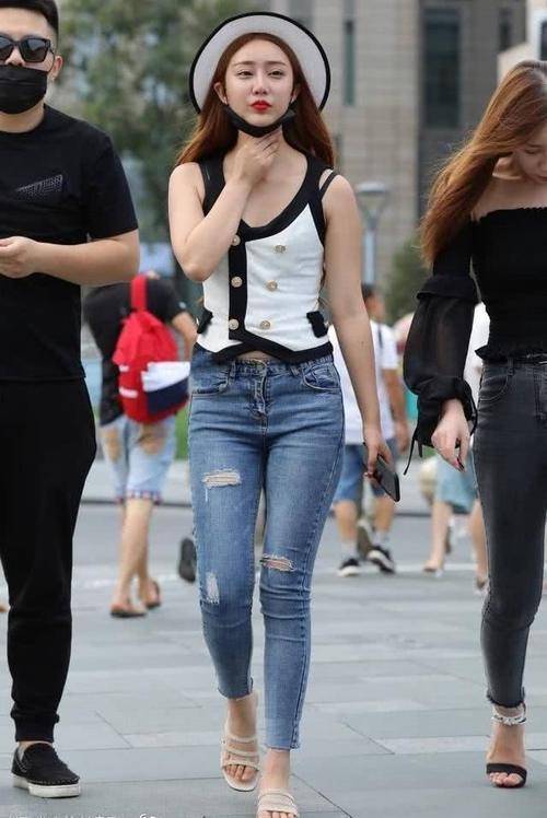 路人街拍女子白色短袖搭配清新的绿色裙子CQ9电子 CQ9传奇电子尽显淑女气质(图2)