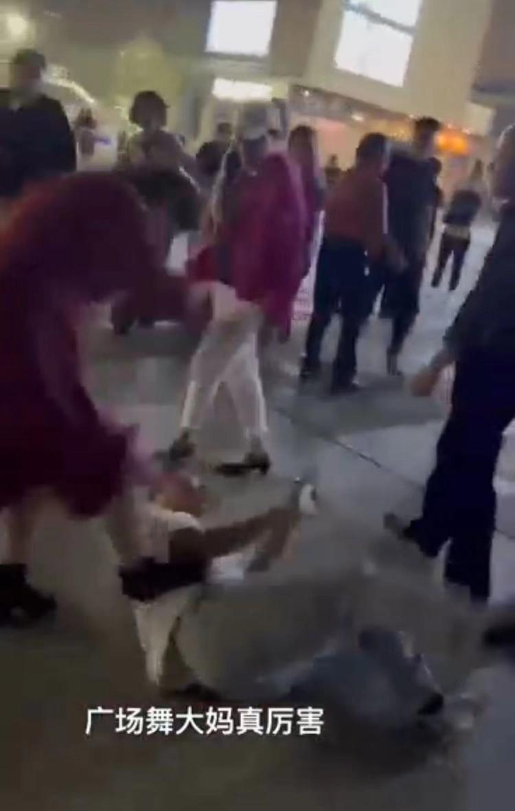CQ9电子 CQ9传奇电子武汉警方回应跳广场舞大爷大妈殴打年轻人：正在调查核实