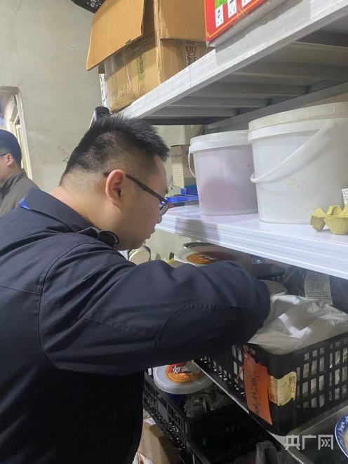 外卖平台自查整改！南昌市场监CQ9电子 CQ9传奇电子管部门依法下线违规经营户(图2)