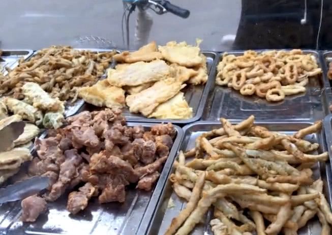 CQ9电子 CQ9传奇电子夫妻街边卖炸肉多年全部半成品加工14元一斤的鱿鱼圈