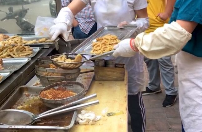 CQ9电子 CQ9传奇电子夫妻街边卖炸肉多年全部半成品加工14元一斤的鱿鱼圈(图3)