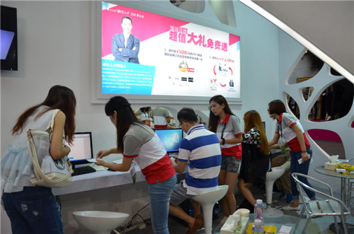 CQ9电子 CQ9传奇电子蝶讯网设计师服务平台掀起深圳服交会时尚热浪(图2)