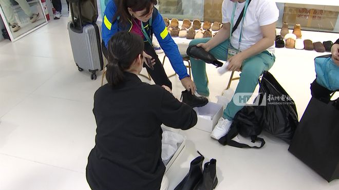 CQ9电子 CQ9传奇电子外国运动员又双叒叕来四季青扫货了！还掌握了砍价“秘技”(图3)