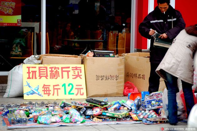 CQ9电子 CQ9传奇电子玩具论斤卖:喜羊羊6元每斤芭比娃娃