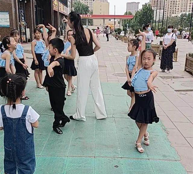 CQ9电子 CQ9传奇电子服装太暴露？河北“拉丁舞团”被质问：为何老师不这么穿？(图2)