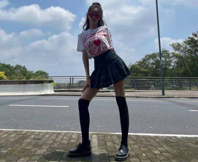 CQ9电子 CQ9传奇电子沈梦辰模仿高质量女性穿JK裙扎丸子头造型可爱状态撩人(图2)