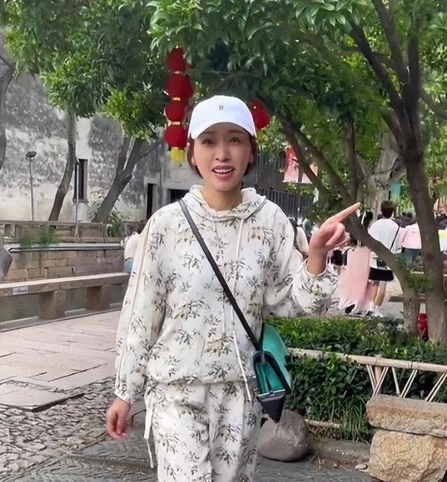 CQ9电子 CQ9传奇电子前央视主持人欧阳夏丹变身服装模特T台首秀展现不凡魅力(图2)