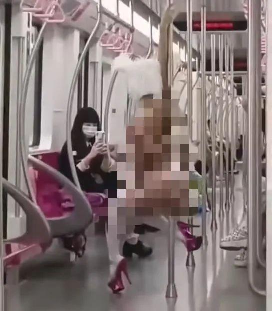真辣眼睛！上海“兔女郎”在地铁大跳钢管舞衣着暴露供人拍照CQ9电子 CQ9传奇电子(图2)