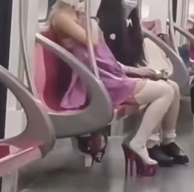 真辣眼睛！上海“兔女郎”在地铁大跳钢管舞衣着暴露供人拍照CQ9电子 CQ9传奇电子(图4)