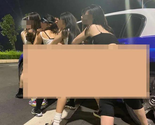 真辣眼睛！上海“兔女郎”在地铁大跳钢管舞衣着暴露供人拍照CQ9电子 CQ9传奇电子(图10)