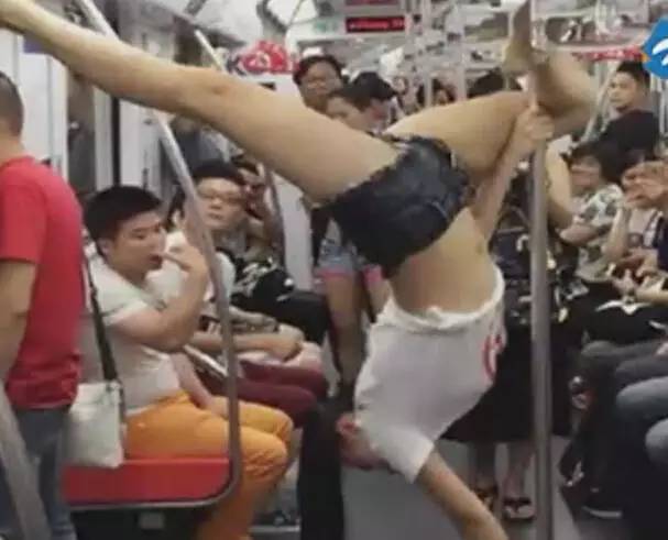 真辣眼睛！上海“兔女郎”在地铁大跳钢管舞衣着暴露供人拍照CQ9电子 CQ9传奇电子(图7)