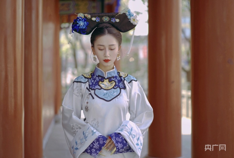 CQ9电子 CQ9传奇电子【五四·正当时】传承传统文化 “95后”女孩儿费青演绎56个民族传统服饰