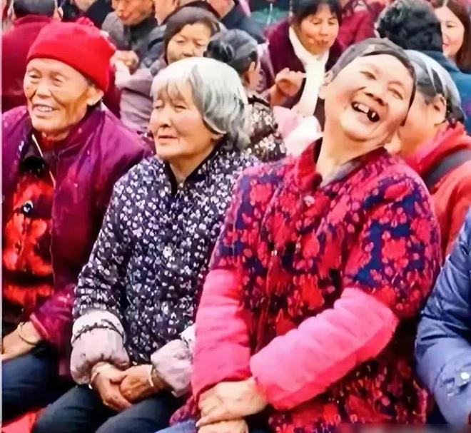 CQ9电子 CQ9传奇电子巴宝莉老年花棉袄售价21500销量火爆义乌同款198(图3)