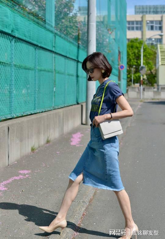 CQ9电子 CQ9传奇电子人到中年要远离“大妈式穿搭”这几套穿搭值得借鉴减龄又有范(图3)