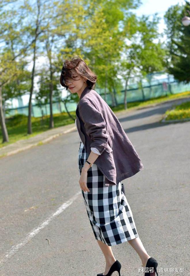 CQ9电子 CQ9传奇电子人到中年要远离“大妈式穿搭”这几套穿搭值得借鉴减龄又有范(图9)