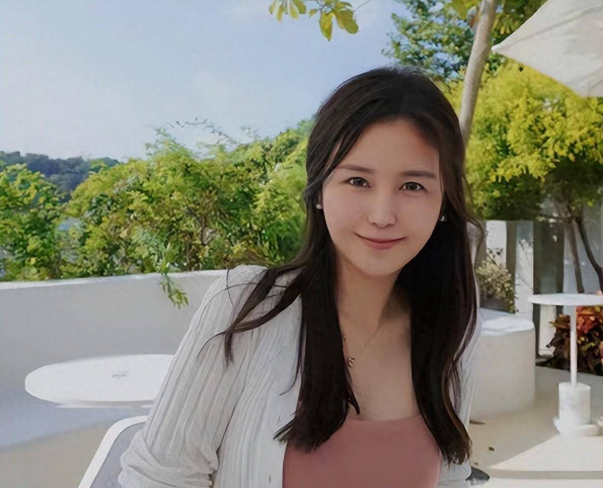 CQ9电子 CQ9传奇电子30岁女子做12年中老年模特卸妆后网友惊叹：原来是姐姐(图3)