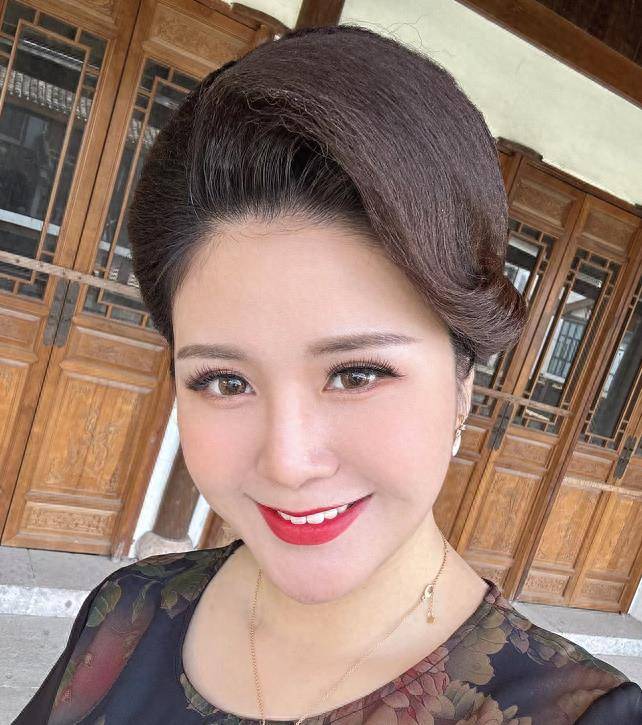 CQ9电子 CQ9传奇电子30岁女子做12年中老年模特卸妆后网友惊叹：原来是姐姐(图4)
