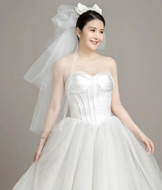 CQ9电子 CQ9传奇电子30岁女子做12年中老年模特卸妆后网友惊叹：原来是姐姐(图6)