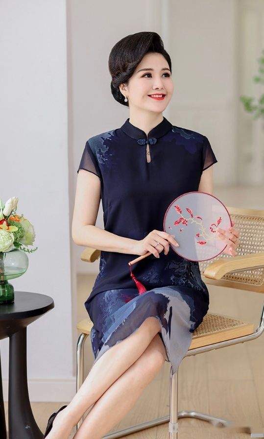 最红中年妇女模特真容曝光网友CQ9电子 CQ9传奇电子：掏空妈妈钱包的原来是个90后(图2)