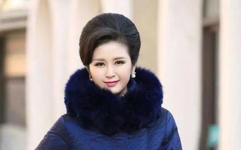 90后女子上班坚持12年装50岁大妈 如今成年入百万中老年模CQ9电子 CQ9传奇电子特