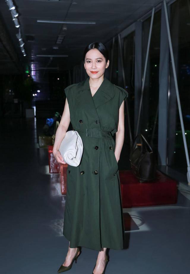 俞飞鸿太会搭配了优雅黑裙尽显CQ9电子 CQ9传奇电子精致中年女人一定要自信才美丽(图5)